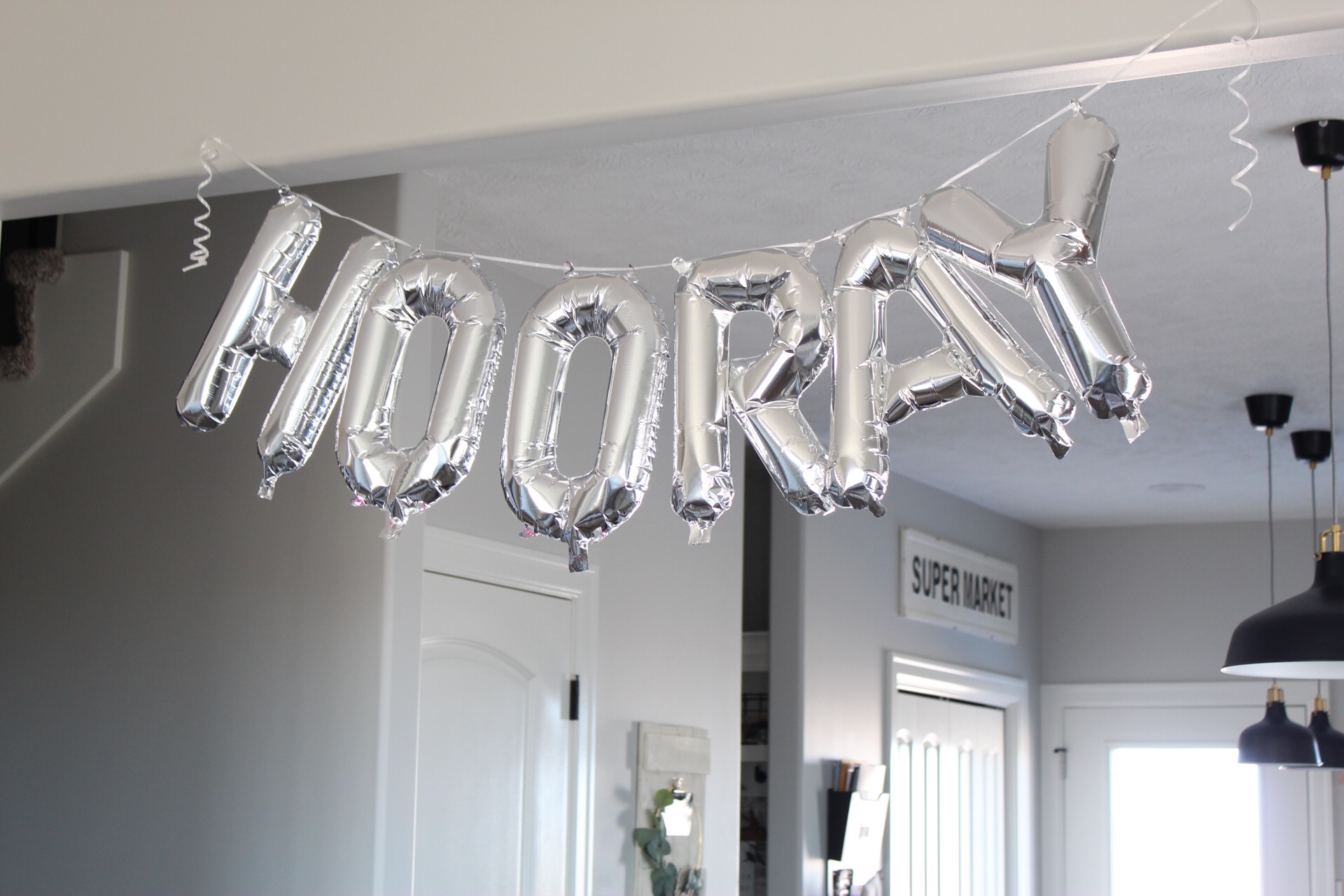 birthday balloon that spells Hooray 